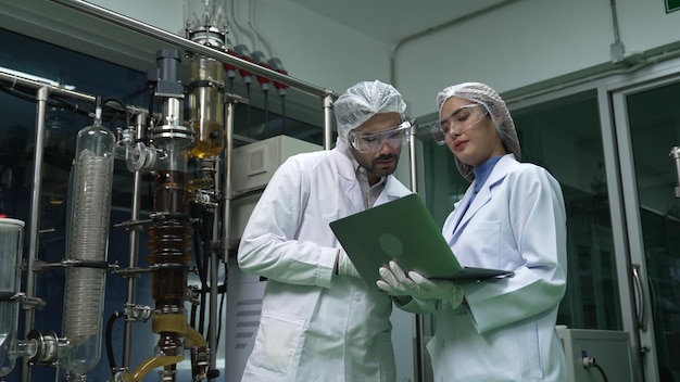 Due scienziati in uniforme professionale che lavorano in laboratorio