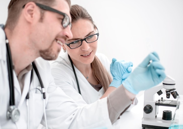 Due scienziati stanno conducendo dei test in laboratorio