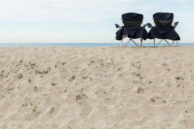 Due sedie a sdraio sulla spiaggia dell'Oceano Pacifico.