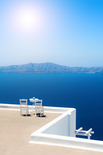 Due sedie in terrazza con vista mare. Isola di Santorini, Grecia. Concetto di destinazioni di viaggio