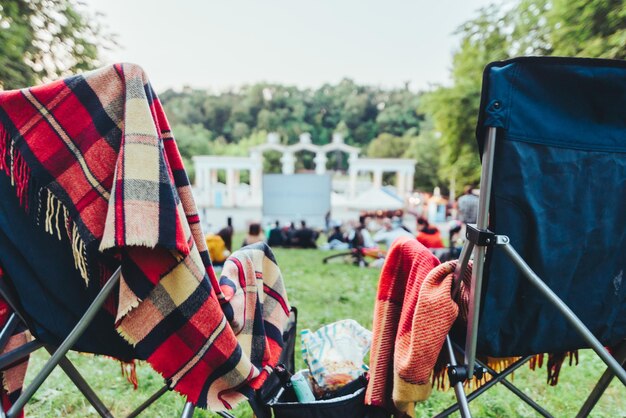 Due sedie pieghevoli con borsa termica con birra e snack nel cinema all'aperto