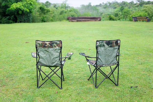 Due sedie pieghevoli vuote per campeggio all&#39;aperto