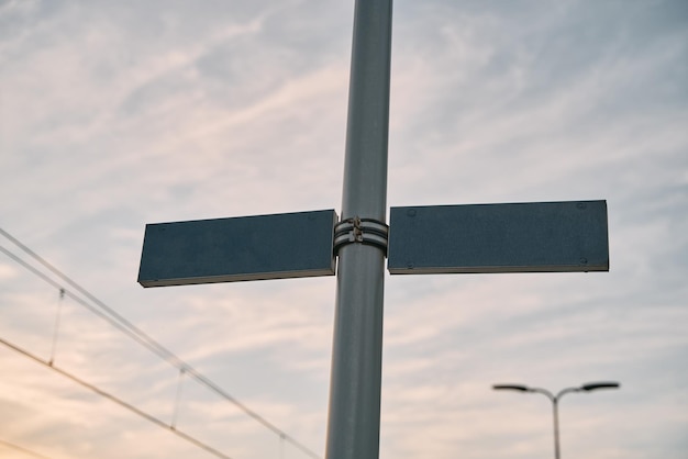 Due segni vuoti sul palo di metallo Concetto di due scelte Copia spazio per parola o segno Segni di annuncio di trasporto sulla stazione ferroviaria