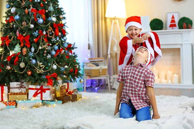 Due simpatici fratellini sullo sfondo della decorazione di Natale