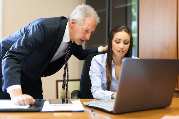 Due soci in affari che discutono i piani o le idee alla riunione