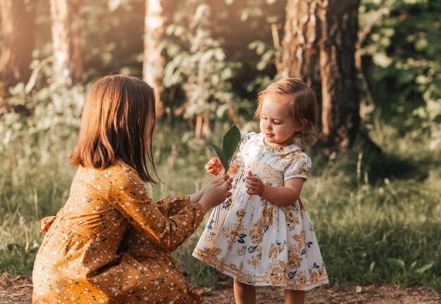 Due sorelle carine ragazze giocano in estate nel parco. Tempo per la famiglia.