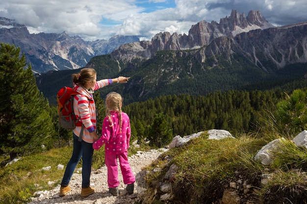 Due sorelle ragazze escursionisti in montagna Dolomiti, Italia. Cinque Torri