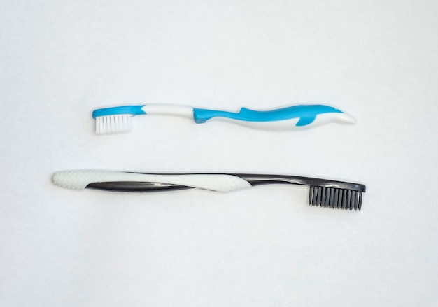 Due spazzolini da denti per adulti e bambini isolati su sfondo bianco