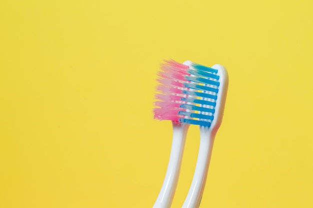 Due spazzolini da denti rosa e blu. Concetto di spazzolino da denti per una coppia, che vive insieme come l'inizio di una famiglia