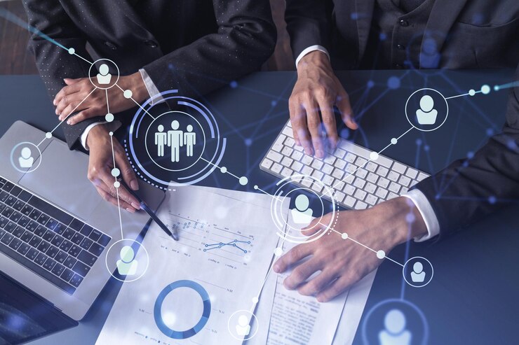Due specialisti delle risorse umane, uomo e donna, che analizzano il mercato degli alumni per promuovere il programma di tirocinio presso una società di consulenza internazionale Assunzione di nuovi funzionari di talento Icone dell'ologramma dei social media