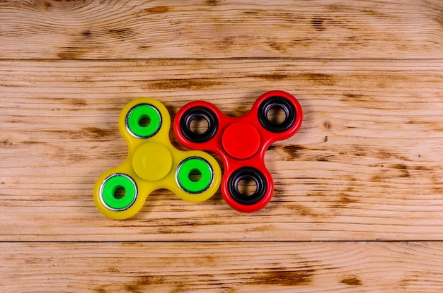 Due spinner fidget sulla scrivania in legno Vista dall'alto