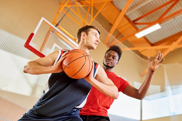 Due sportivi che giocano a basket