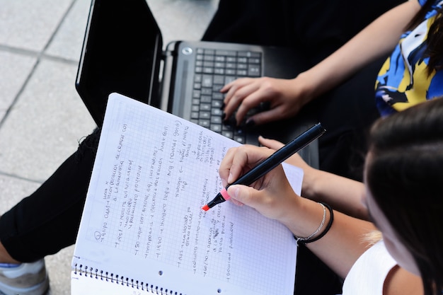 Due studentesse si stanno preparando per gli esami