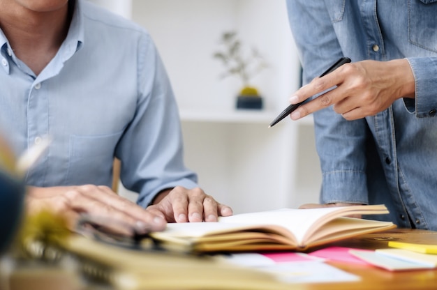 Due studenti asiatici che fanno insieme i compiti a casa o in camera di classe