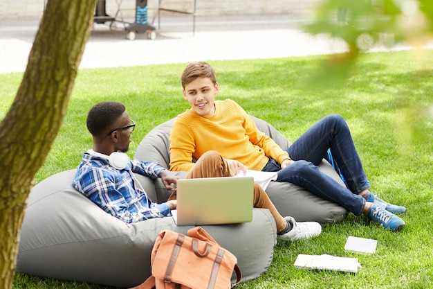 Due studenti che si rilassano all'aperto sul campus