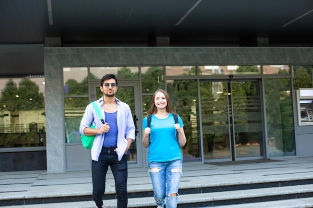 Due studenti delle scuole superiori lasciano l'edificio