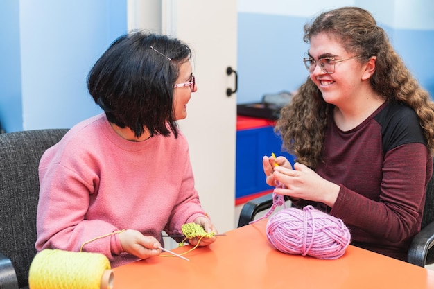 Due studenti mentalmente disabili condividono un momento gioioso in una lezione di cucito