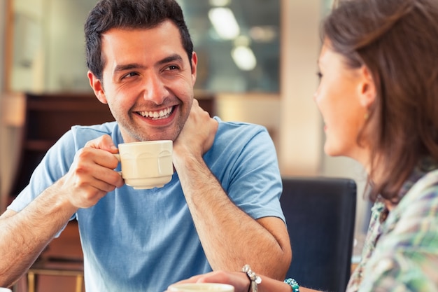 Due studenti ridendo con una tazza di caffè