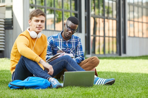 Due studenti seduti sull'erba