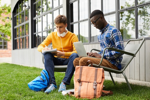 Due studenti universitari che lavorano all'aperto