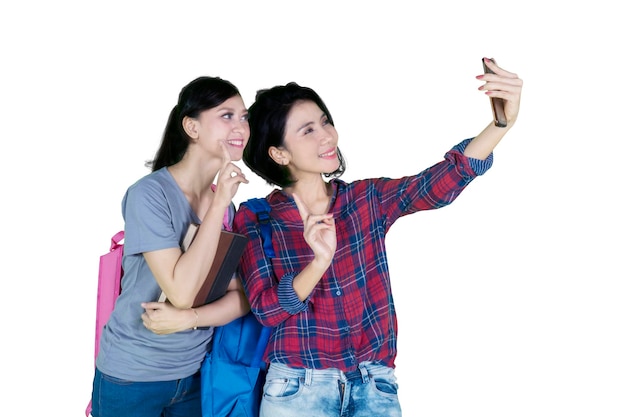 Due studenti universitari si fanno un selfie in studio