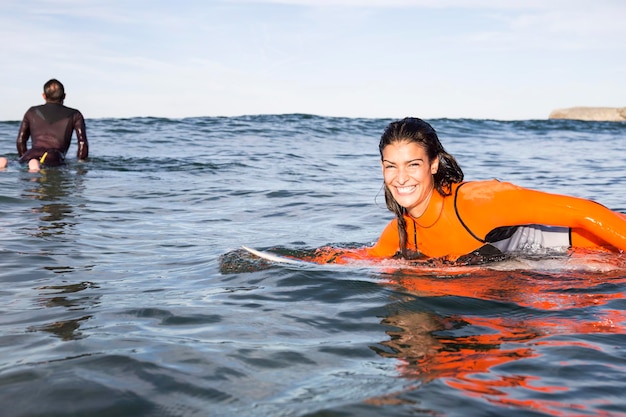 Due surfisti in acqua