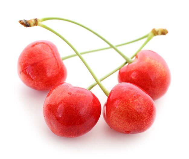 Due Sweet Cherry con gambo su sfondo bianco