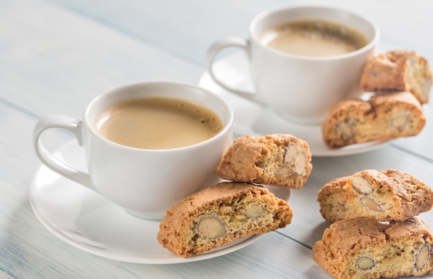 Due tazze di caffè con cantuccini