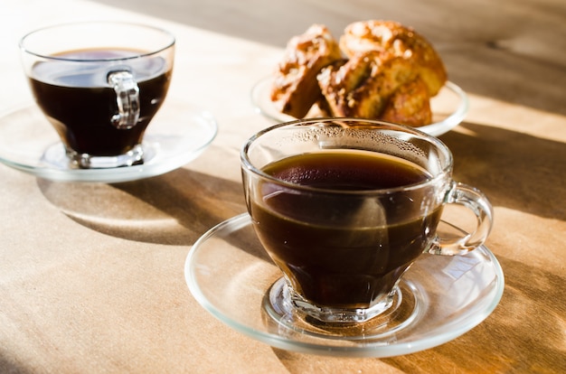 Due tazze di caffè e torte. Buongiorno concetto.