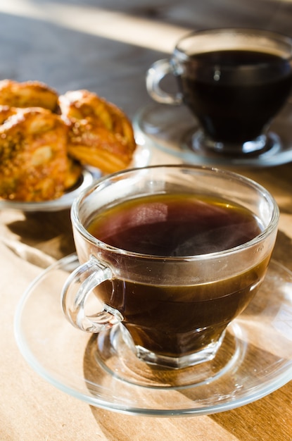 Due tazze di caffè e torte. Buongiorno concetto.