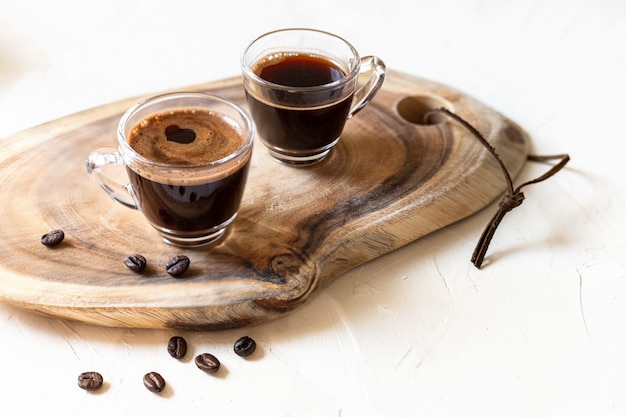 Due tazze di caffè espresso su fondo in legno