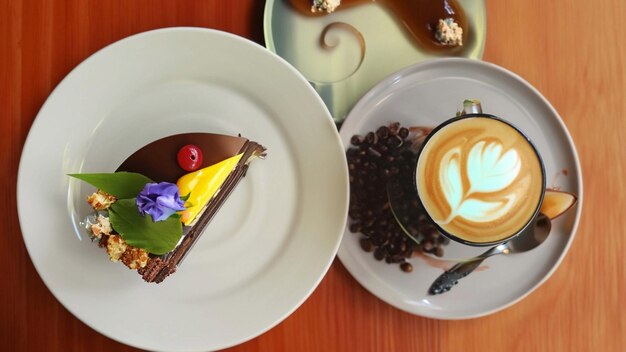 due tazze di caffè sono su un piatto d'argento su una superficie riflettente