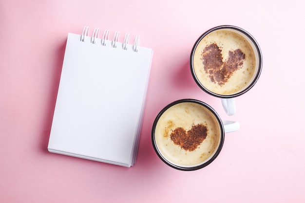 Due tazze di caffè su sfondo rosa