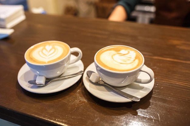 Due tazze di caffè su un tavolo in un caffè