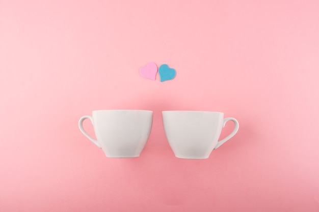 Due tazze di caffè su uno sfondo rosa. Concetto di San Valentino.