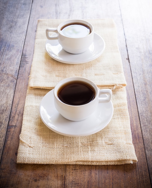 Due tazze di caffè sul tovagliolo marrone