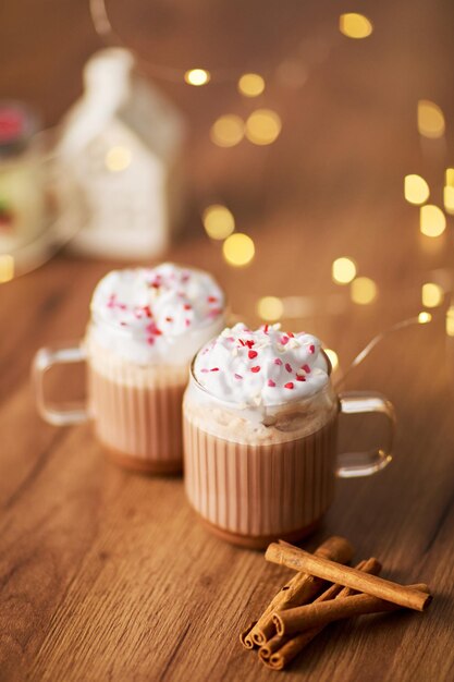 Due tazze di cioccolato caldo e marshmallow per le vacanze.