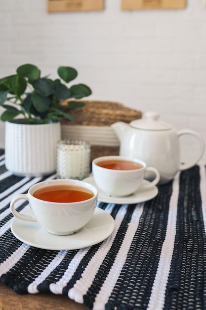 Due tazze di tè bevendo il tè nella cucina scandinava Bella fotografia di interni di casa accogliente