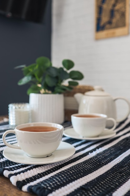 Due tazze di tè bevendo il tè nella cucina scandinava Bella fotografia di interni di casa accogliente