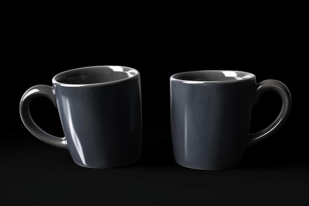 Due tazze grigie sono affiancate su uno sfondo nero.