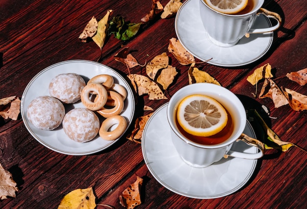 Due tazze in ceramica bianca con bellissimi manici dorati lucidi con tè e limone Snack e dolci