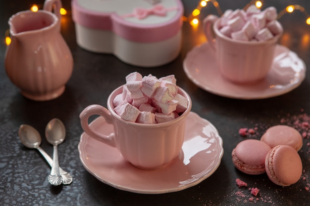 Due tazze rosa con marshmallows rosa a forma di cuore