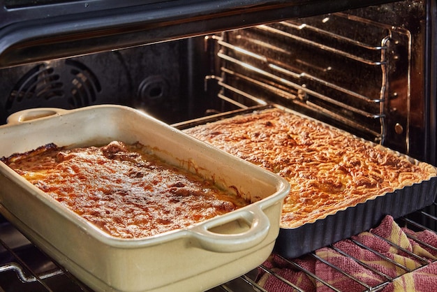 Due torte appena cotte che si raffreddano nel forno