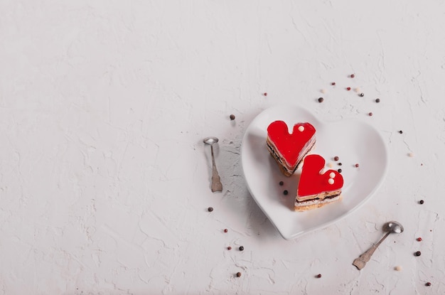 Due torte di gelatina a forma di cuore su sfondo bianco cemento Spazio libero per il testo Effetto tonica