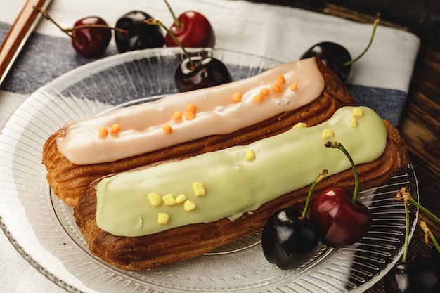 Due torte eclair francesi in un piatto