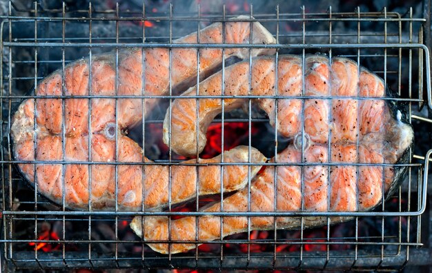 Due tranci di salmone alla griglia