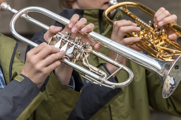 Due tubi nelle mani dei musicisti