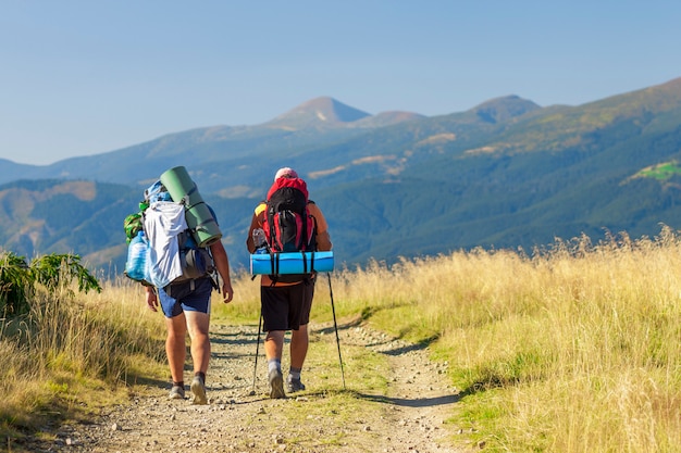 Due turisti escursionisti su un percorso in montagna