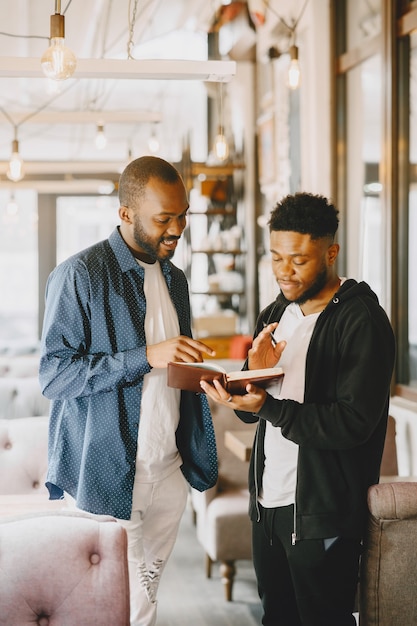 Due uomini afroamericani che conversano