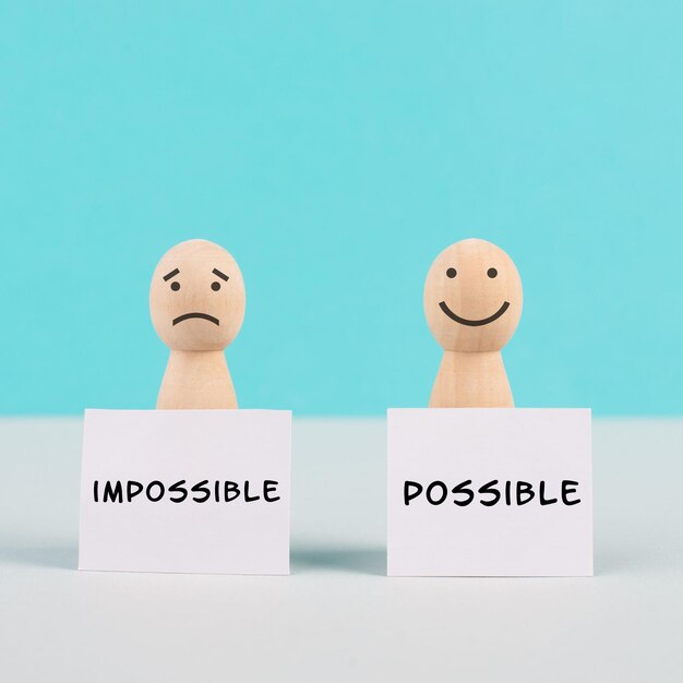 Due uomini con dei cartelli, un concetto possibile e impossibile, la mentalità di un ottimista e di un pessimista.